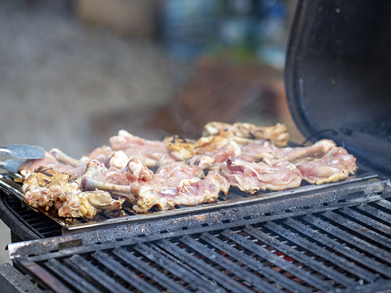 Carne en barbacoa al aire libre
